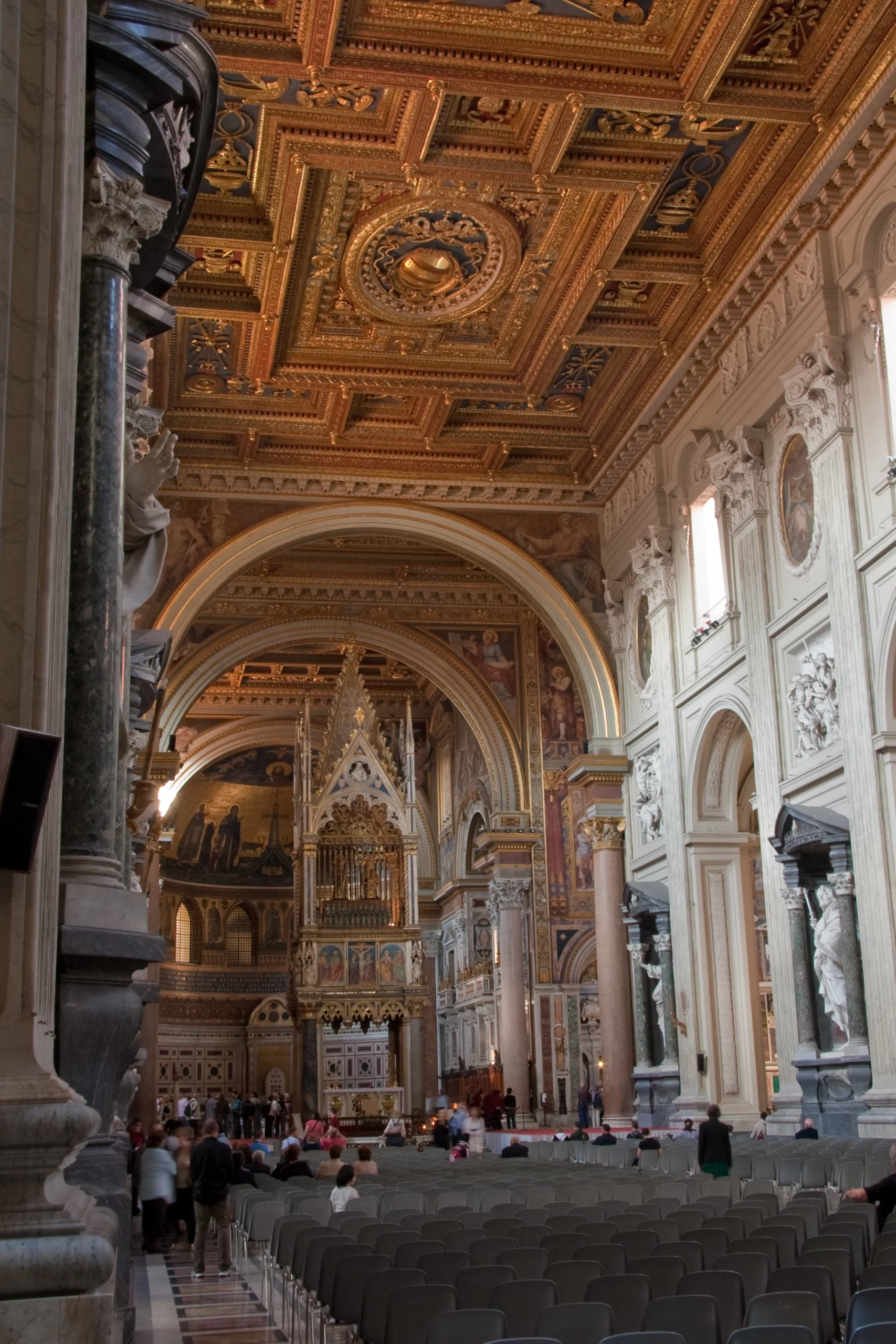 San Giovanni in Laterano interior Maros M r a z Maros CC BY-SA 3 0 via Wikimedia Commons